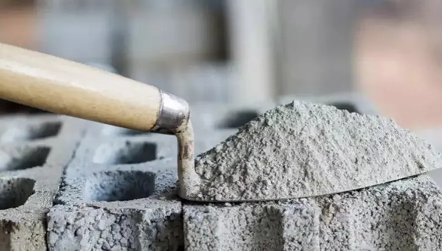 Cement biały: jakie ma zastosowanie i właściwości w budownictwie?