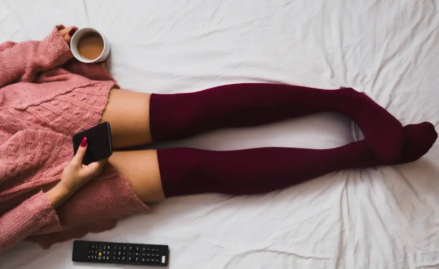 Stylizacje z zakolanówkami, które odmienią Twój look na każdą okazję