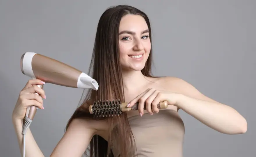 Modelowanie włosów na szczotkę - Jak uzyskać efekt salonowy w domu?