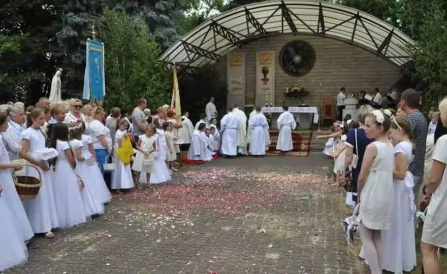 Jak zrobić ołtarze na Boże Ciało – proste kroki i cenne porady