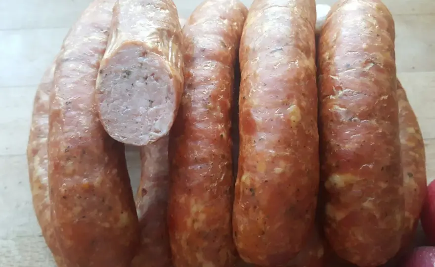 Kiełbasa wędzona parzona – odkryj jej wyjątkowy smak i zastosowanie