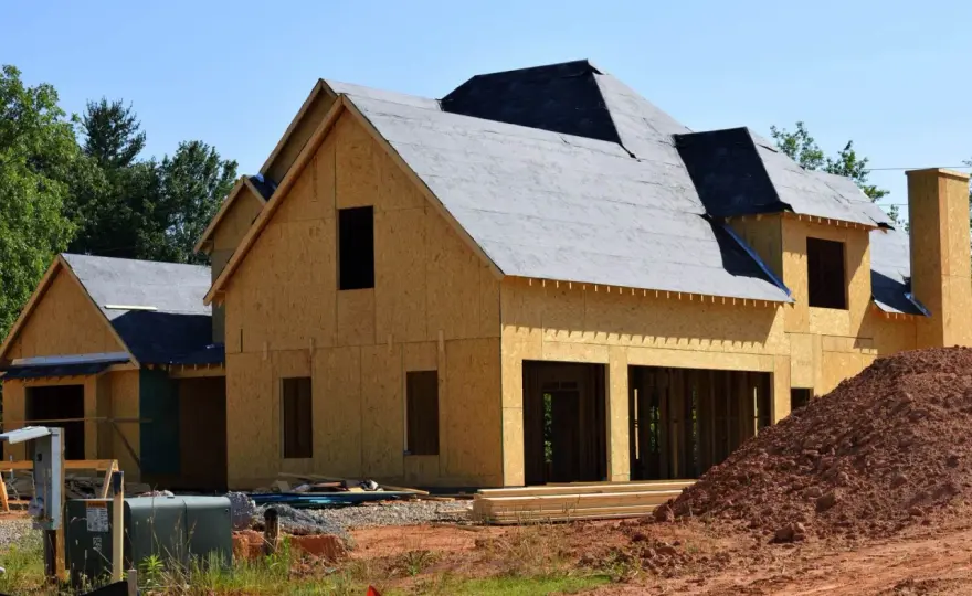Jaka papa na dach z desek? Porównanie najlepszych opcji i ich wady
