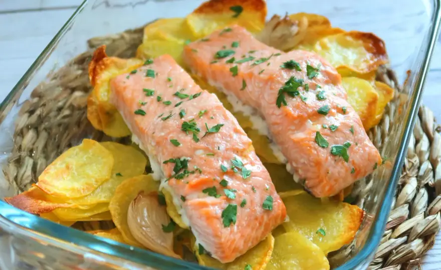 Salmón al horno con patatas, jugoso y fácil de acertar