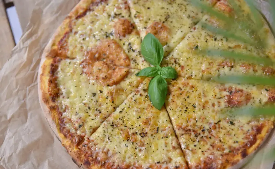 Jakie sery do pizzy - wybierz najlepsze smaki dla idealnej pizzy