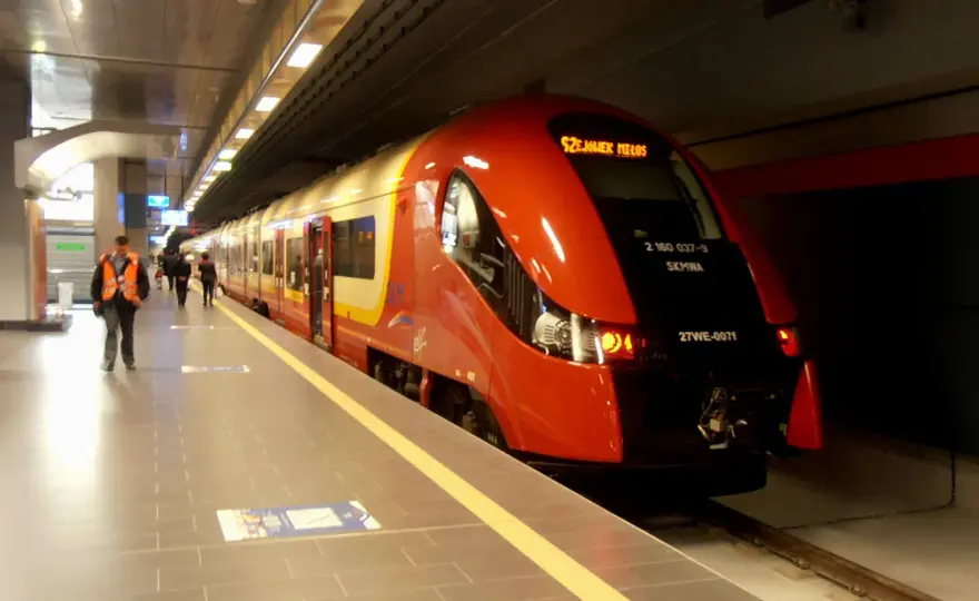SKM S2 Lotnisko Chopina: znajdź pociąg do centrum w 3 minuty!