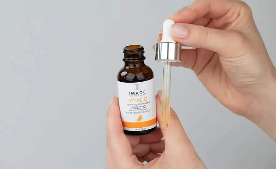 Serum z witaminą C: Jak wybrać idealne dla Twojej skóry?