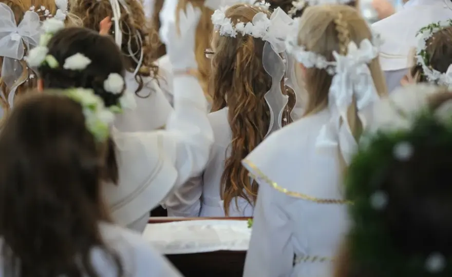 Ile daje chrzestny na komunię? Kwoty i rozsądne podejście