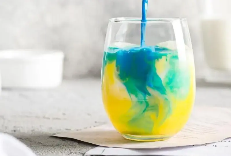 Najlepsze drinki z blue curacao i rumem, które musisz spróbować