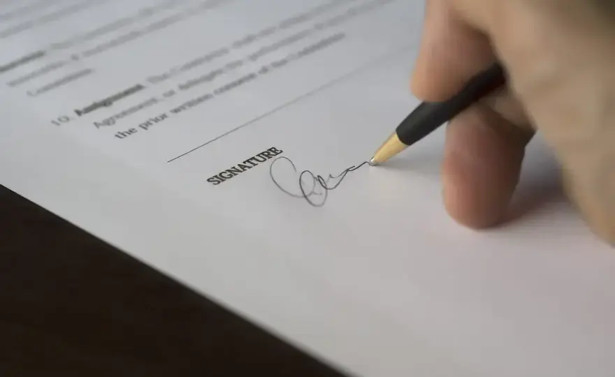 Podpis, parafa, oznaczenie w dokumentach pracowniczych – Jak je rozróżnić?