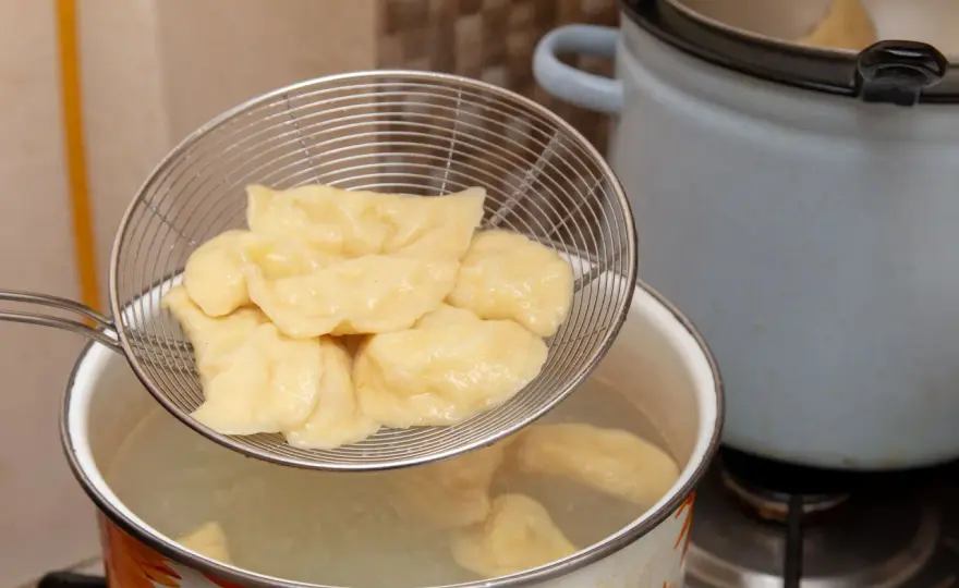 Jak gotować pierogi? Wrzatek, sól i czas idealne triki