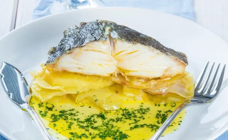 Merluza al horno con patatas jugosa y fácil