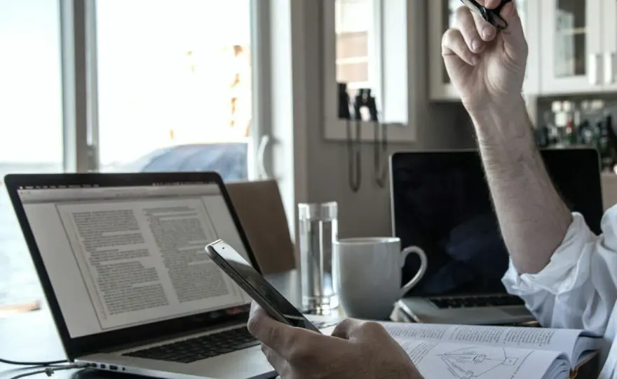 Jak podłączyć telefon do monitora? Zmień smartfon w komputer!