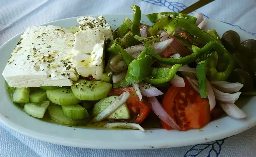 Jaki ser feta do sałatki greckiej: wybierz najlepszy smak i jakość