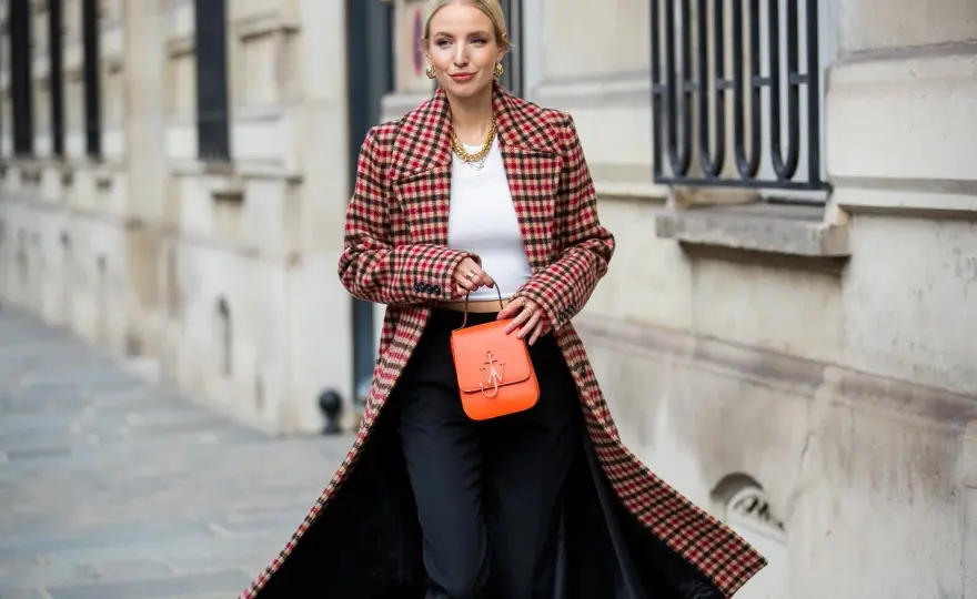 Płaszcz w kratę: Jak wybrać i stylizować idealny model?