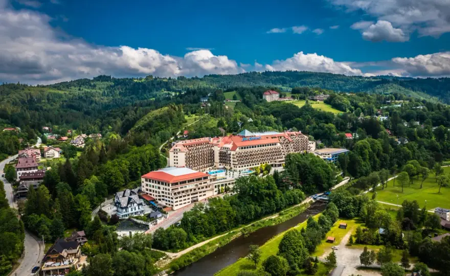 Ile kosztuje obiad w hotelu Gołębiewskim? Sprawdź ceny i zniżki
