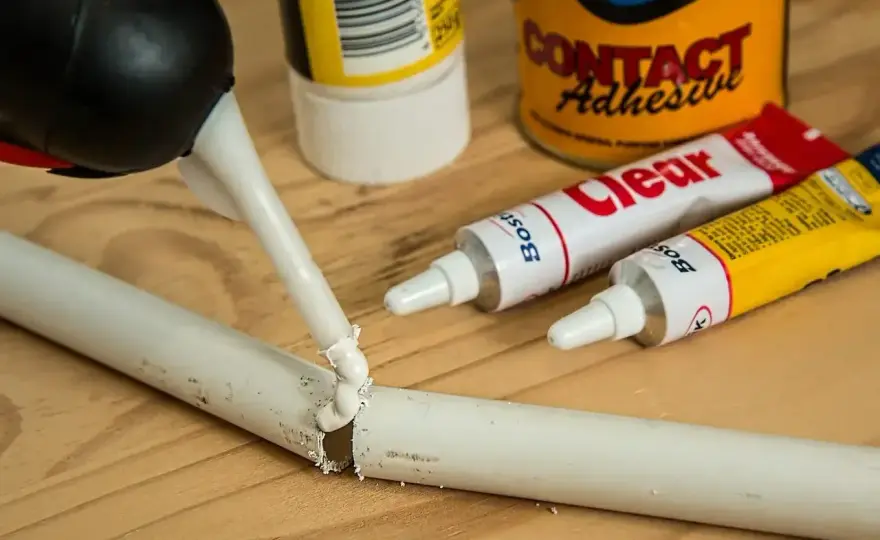 Czym skleić plastik? Wybierz klej do tworzywa - Poradnik!