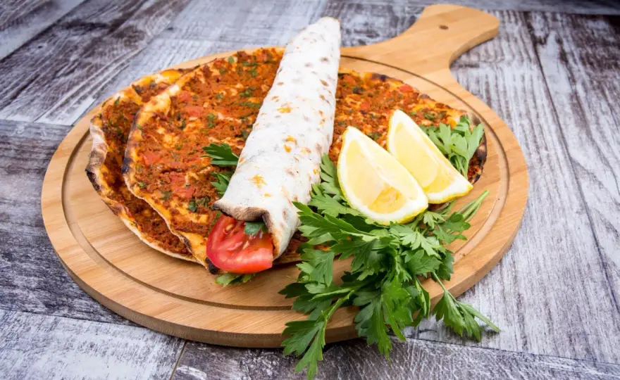 Lahmacun recept - Baka turkisk pizza som ett proffs