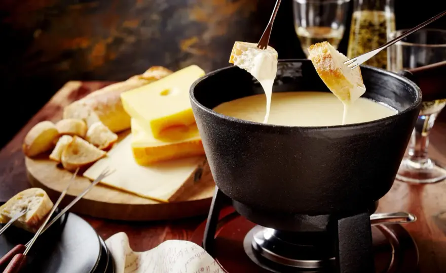 Fondue serowe bez błędów - jak zrobić gładką masę