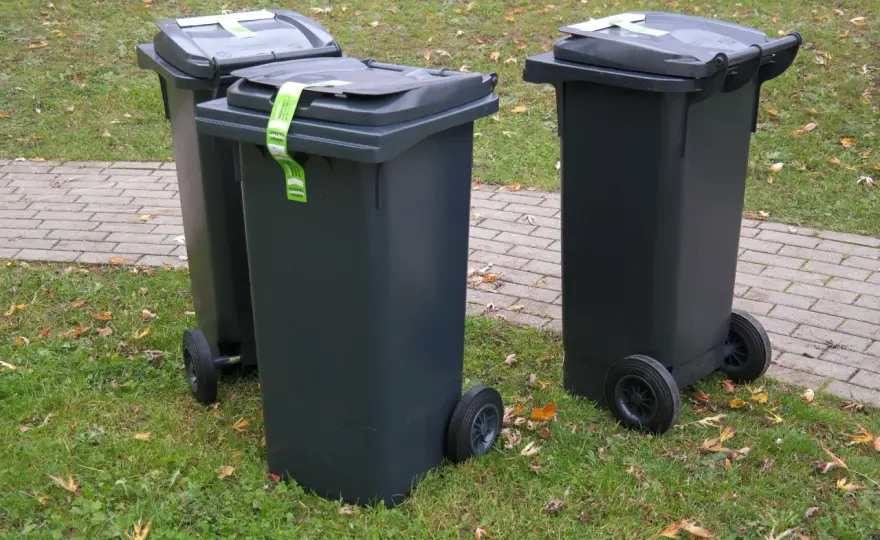 Gdzie kupić kosze na śmieci? Kompletny przegląd sklepów i cen 2025