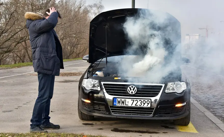 Dym spod maski - Co robić? Przyczyny, koszty, jak unikać!
