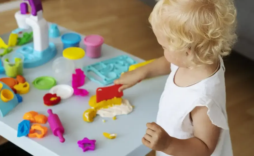 Zabawy sensoryczne w żłobku - proste pomysły i rady!