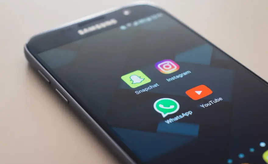 Jak odzyskać WhatsApp na iPhone? Nawet bez kopii zapasowej!