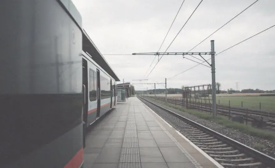 Jak dojechać do Jastrzębiej Góry pociągiem? Sprawdź trasy i połączenia