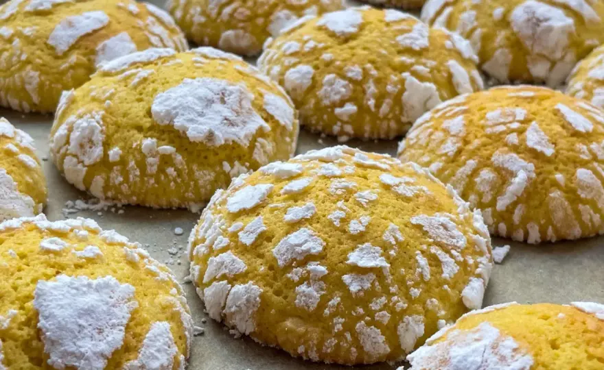 Popękane ciasteczka cytrynowe - przepis na idealne pęknięcia