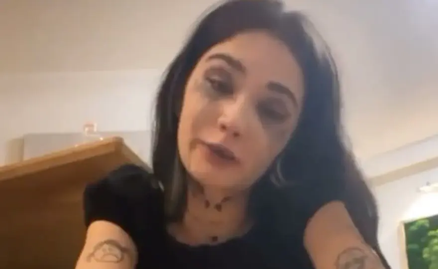Queen of the Black pocięła się - Jak wołanie o pomoc wstrząsnęło siecią?