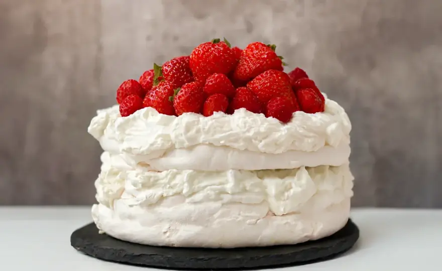 Tort bezowy, który się uda - blaty, krem i owoce bez błędów