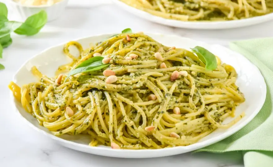 Espaguetis al pesto cremosos sin cocinar la salsa