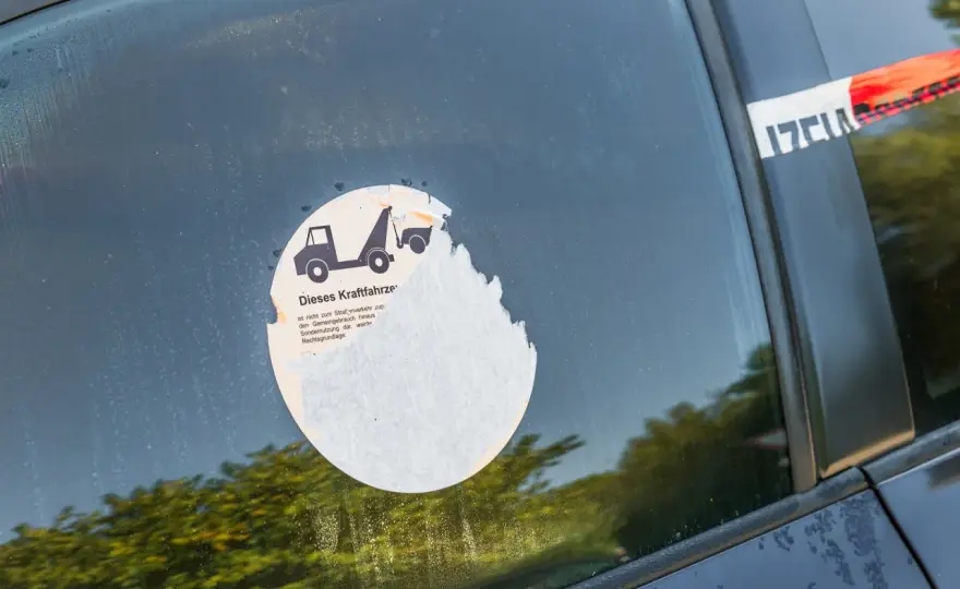 Jak usunąć naklejki z szyby samochodowej bez uszkodzeń i frustracji