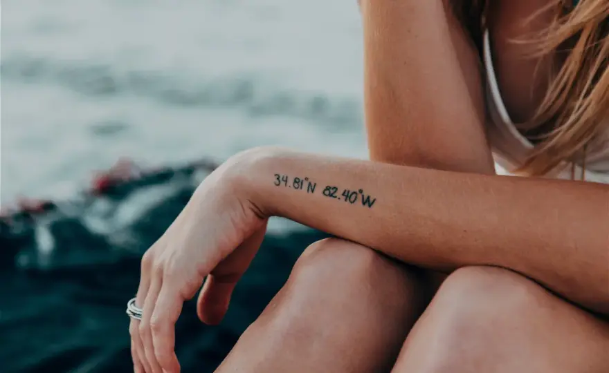Symbolika tatuażu zegar: co mówi o Tobie Twój wzór?