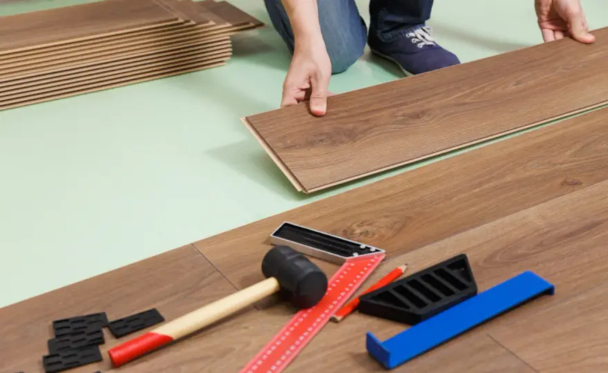 Ułóż panele jak pro: Poradnik DIY, uniknij 7 błędów!