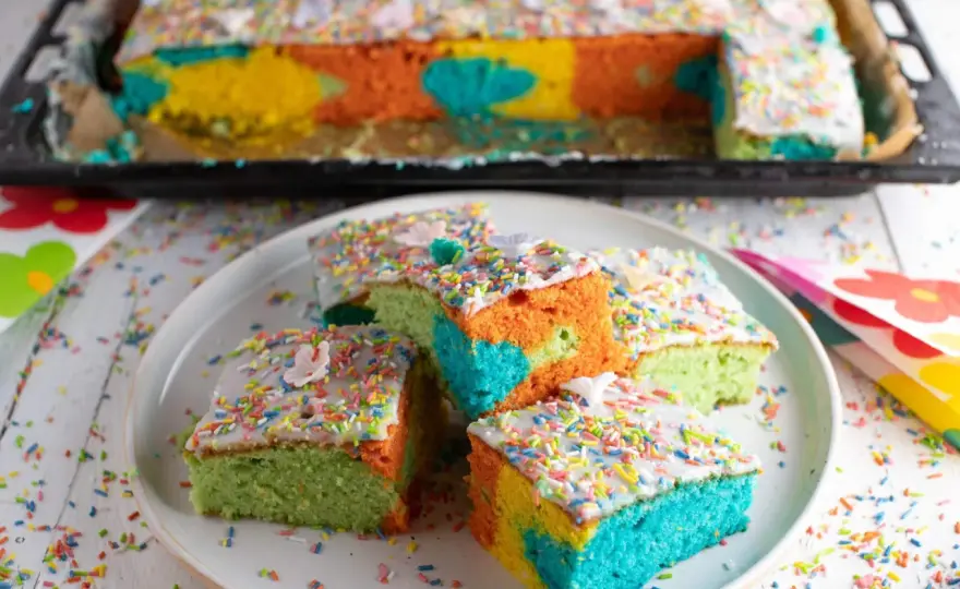 Papageienkuchen Rezept - So wird der bunte Klassiker saftig und locker