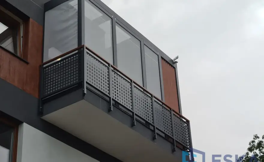 Jak zabudować barierki na balkonie w bloku? Przepisy, materiały, DIY
