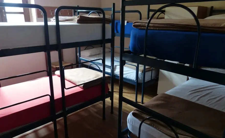 Gdzie szukać noclegów w Polsce, aby zaoszczędzić i uniknąć pułapek?