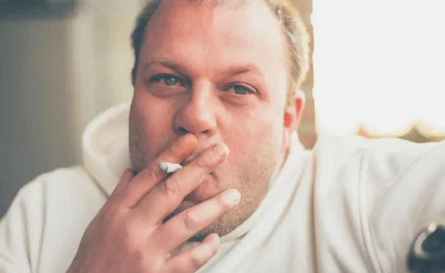 Tabaco y caída del cabello - cuándo sí influye de verdad