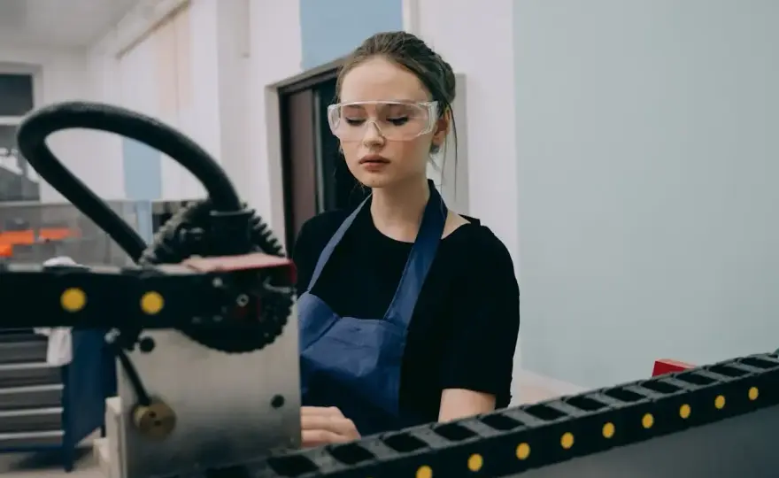 Pracownik produkcji – zarobki, obowiązki i co warto wiedzieć?