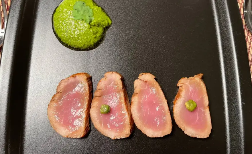 Tataki de salmón - cómo lograr costra y centro jugoso