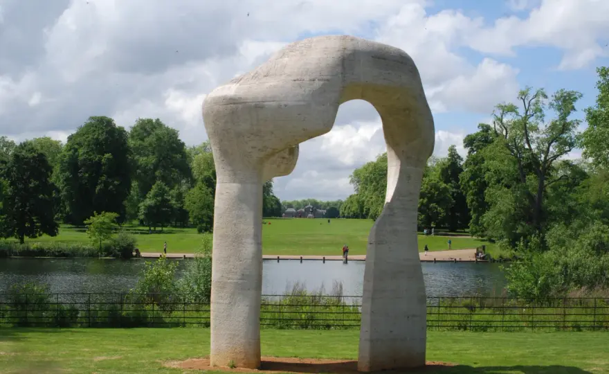 Henry Moore rzeźby: Dlaczego wciąż fascynują? Odkryj sekrety