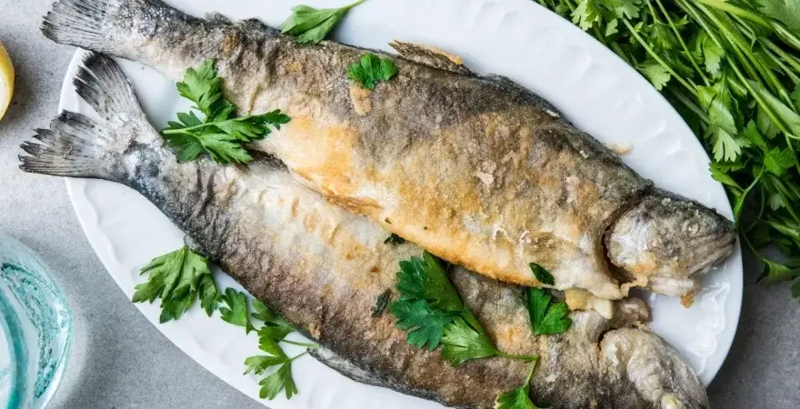Jak usmażyć pstrąga na głębokim oleju? Sekrety chrupiącej skórki