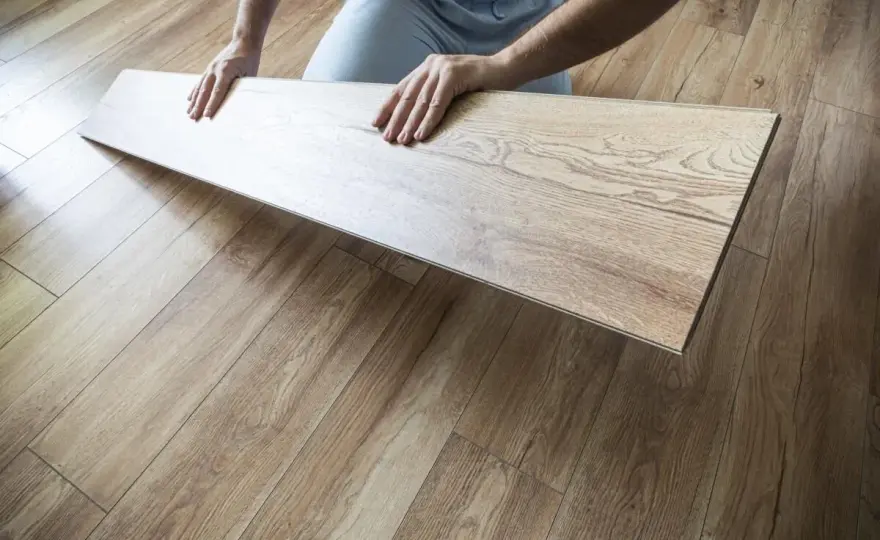Panele winylowe czy laminowane? Wybierz idealną podłogę!