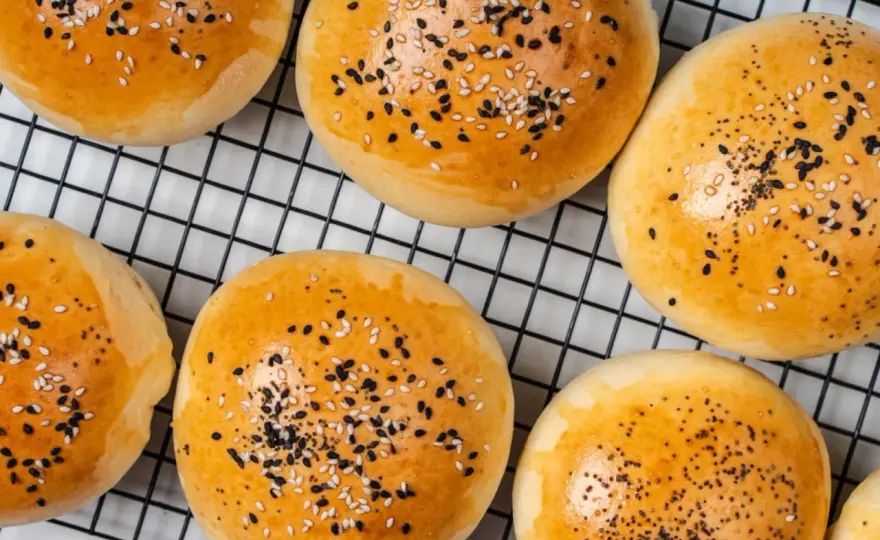 Bułeczki do mini burgerów - Jak upiec idealnie miękkie pieczywo?