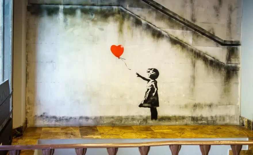 Dziewczynka z balonem - symbolika, Banksy, aranżacje