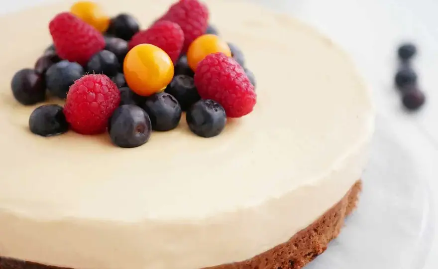 Enkel tårta med dulce de leche och färska bär