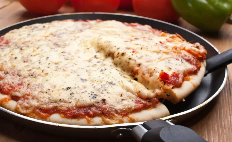 Pizza na patelni - idealna, gdy nie masz piekarnika?