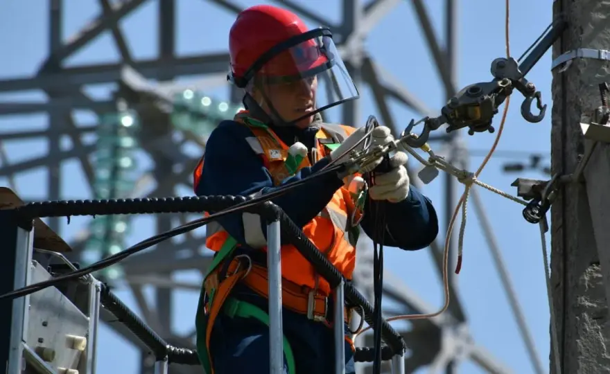 Pomocnik elektryka: Ile zarobisz? Stawki godzinowe 2024