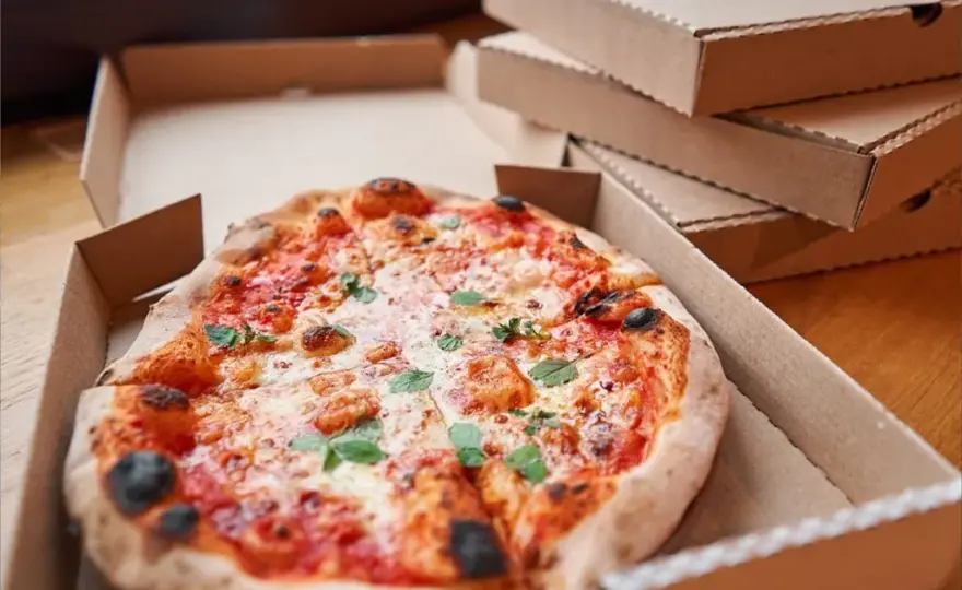 Ile kalorii ma pizza 32 cm? Sprawdź fakty i porady!