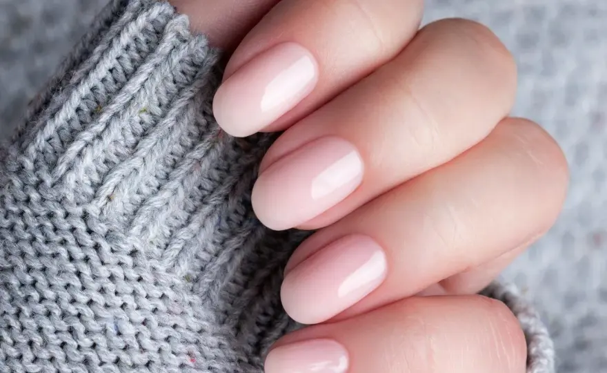 Baza kauczukowa niszczy paznokcie? Prawda o manicure!